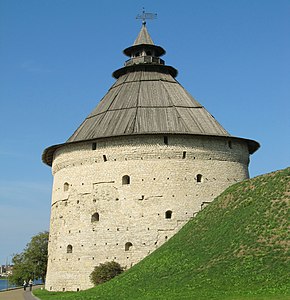 Покровская башня и земляной артиллерийский бастион перед ней