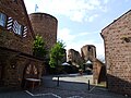 Östlicher Burghof der Kastellburg Burg Neuleiningen aus dem 11. Jahrhundert, Neuleiningen, Deutschland