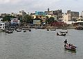 বাংলা: সদরঘাট, ঢাকা English: Sadarghat, one of the main ports of Dhaka Esperanto: Sadergat, unu el la ĉefaj havenoj de Dako.