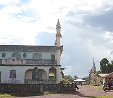 Egy mecset (balról) és egy keresztény templom (jobbról)