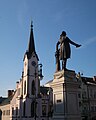 Krakonošovo náměstí, socha Josefa II. s věží radnice