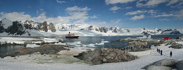 Tàu du lịch tại đảo Petermann, cùng với bán đảo vùng Nam Cực ở phía sau.