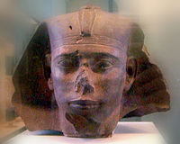Hlava sochy faraona Radžedefa, Louvre, Paříž
