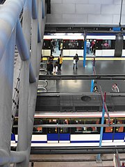 Escaleras mecánicas a los andenes de metro y puente del ferrocarril hacia Atocha