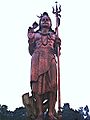 Una estàtua de la deessa hindú Xiva, sostenint la trishula, prop de l'Aeroport Internacional Indira Gandhi, Delhi