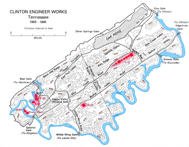 Carte du site d'Oak Ridge. Il y a une rivière au sud et une ville au nord.