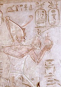 Рельєф із зображенням Псамметіха I, який приносить жертви Ра-Горагті. Гробниця Пабаса
