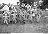 Skupinová fotografie zdravotních sester a dalších příslušníků 2./4. stanice první pomoci v Malajsii v roce 1941. V přední řadě první zleva I. M. Drummondová