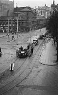 Prosesjon med gravfølge under dronning Mauds bisettelse fra Oslo domkirke 8. desember 1938. Prosesjonen ved Stortorvet. Foto: Oslo Museum