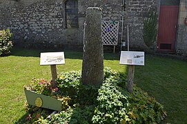 Stèle funéraire (actuellement place de l'église d'Inguiniel).