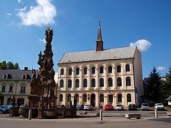 Sousoší Nejsvětější trojice a pošta (někdejší klášter Boromejek) na náměstí