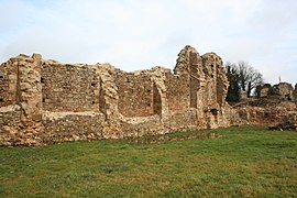 Mur nord du cloître et contreforts de l'église abbatiale.