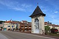 Vue d'une petite chapelle avec une porte vitrée située sur un pont.