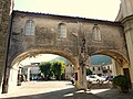 Il porticato che collega il castello di Licciana Nardi con la chiese dei Santi Giacomo e Cristoforo