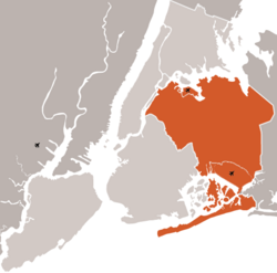 Location o Queens shown in orange, includin its twa airports an their bundaries.