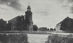 Kirketorget før 1914 med Kongsberg kirke i nr.1, Amtshuset rett frem i nr. 2 og Bergseminaret i nummer 3 til høyre. Illustrasjon fra boken Kongsberg av N.G. Berg utgitt i 1914.