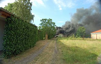 Bilderserie: Brand nach einem Motorradunfall auf einem Privatgrundstück (Uetersen, 2010)
