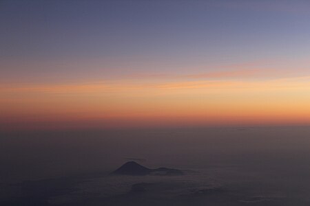Pemandangan Gunung Semeru, Jawa Timur di Ketinggian 35.000 Kaki