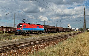 A Rail Cargo Hungaria ÖBB 1116 sorozatú mozdonya egy tehervonattal a vonalon