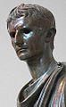 Tumbagang estatuwa ni Augustus sa usa ka museyo sa Atenas.