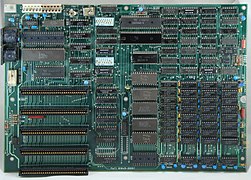 Motherboard des ersten PCs von IBM (Modell 5150) von 1981, zeittypisch noch mit einer großen Anzahl von 74xx-Logikbausteinen