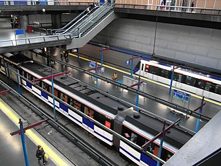 Acceso sur al metro y vista de los andenes de las líneas 6 y 10