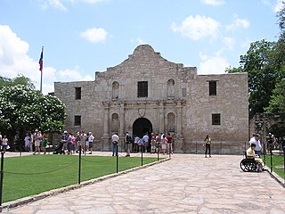 Fort och missions-stationen Alamo, nära San Antonio i Texas, byggd av spanska missionärer. Platsen för det blodiga slaget vid Alamo 1836, då fortet försvarades av revolutionerande innevånare i Texas, och anfölls av mexikanska regeringstrupper.
