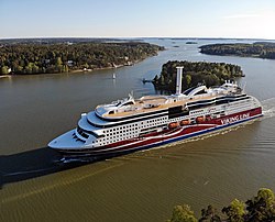 M/S Viking Grace matkalla kohti Turun satamaa, Pukinsalmen väylällä Ruissalon ja Hirvensalon välissä.