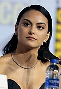 Camila Mendes interprète Veronica.