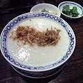 中国や台湾で見られる典型的な朝食。お粥に漬物の朝食。