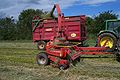 Type de machine très utilisé pour l'ensilage d'herbe dans les décennies 1970 à 2000. Elle comprend un pickup pour le ramassage et un volant hacheur qui effectue en même temps l'éjection du fourrage via une goulotte orientable vers la remorque. Le pickup peut être remplacé par des becs à maïs.