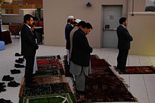 Afgán férfiak imádkoznak