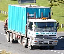 Un porteur type porte-conteneur à grue de levage (Nouvelle-Zélande).