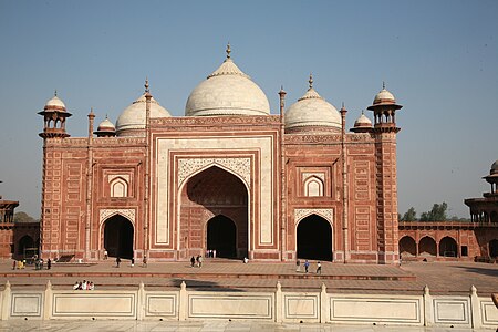 La réplique de la mosquée à droite (Jawab).