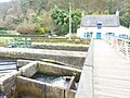 Passe à poisson au niveau de l'écluse n°26, dite du Grand-Barrage, entre Hennebont et Inzinzac-Lochrist ; à l'arrière-plan la maison éclusière.