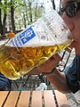 El típic Maßkrug (Masskrug) de Baviera, amb capacitat per a 1 litre. Aquest és d'un Biergarten a Múnic.