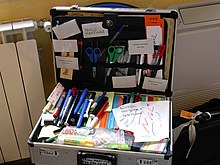 Valigetta contenente attrezzi da lavoro, pennarelli e altro materiale