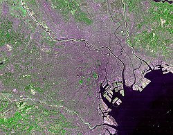 Ảnh vệ tinh thủ đô Tokyo với 23 quận đặc biệt do vệ tinh Landsat 7 của NASA cung cấp.