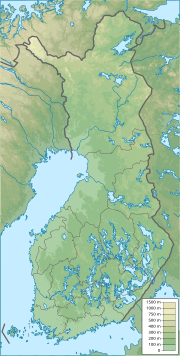 Mapa konturowa Finlandii, u góry znajduje się czarny trójkącik z opisem „Levi”
