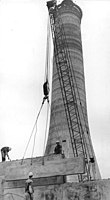 Montage des mittlerweile gesprengten 300-Meter-Schornsteins im Kraftwerk Thierbach