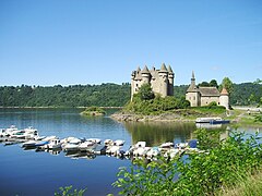 Le château de Val au bord du lac de retenue du barrage de Bort-les-Orgues.