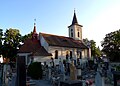 Kostel sv. Vojtěcha v Přerově nad Labem ze strany hřbitova