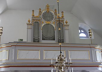 Orgel med fasad från 1835 utförd av Pehr Zacharias Strand, Stockholm.