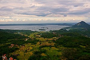 Pemandangan lain dari Waduk Jatiluhur dilihat dari Gunung Parang