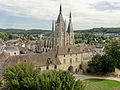 A igreja e o recinto do castelo de Dourdan, vista para o calabouço.