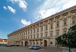 Pohled na Černínský palác z Loretánského náměstí