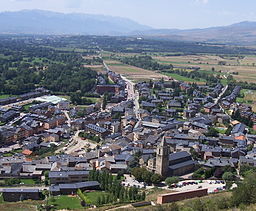 Llívia, omgiven av Frankrike. Puigcerdà i Spanien ligger nära horisonten.