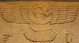 Moška oseba na asirskem emblemu krilatega boga odkritem v severozahodni palači v Nimrudu, 9. stoletje pr. n. št.; ikonografija se je kasneje preoblikovala v zaratustrski simbol faravahar
