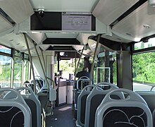 Intérieur d'un bus T Zen, vue de l'avant du bus, de l'écran d'information et d'une caméra de surveillance.
