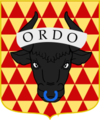 Triangolato di rosso e d'oro, al rincontro di bufalo di nero, anellato d'azzurro, attortigliato da una lista d'argento, caricata del motto ORDO, in maiuscole di nero.